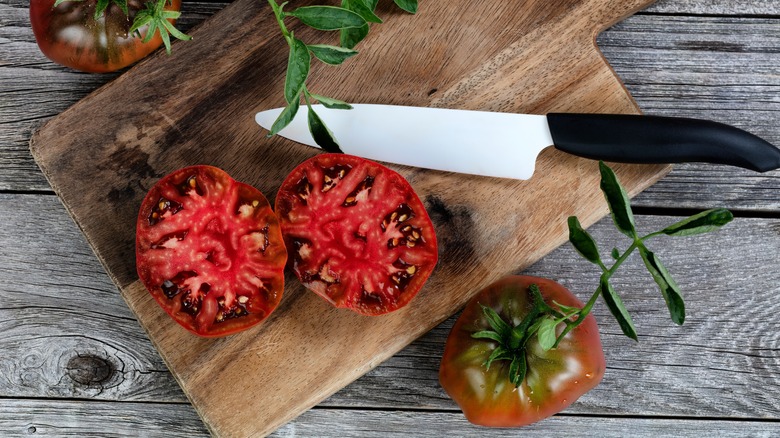 Slicing heirloom tomato