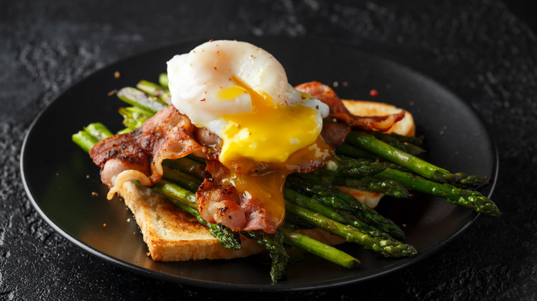 poached duck egg on toast with bacon and asparagus