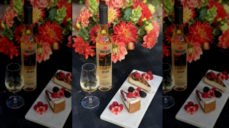 Ice wine with cheesecake