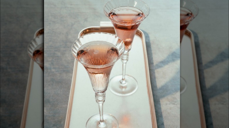 Glasses of Prosecco rosé on a tray