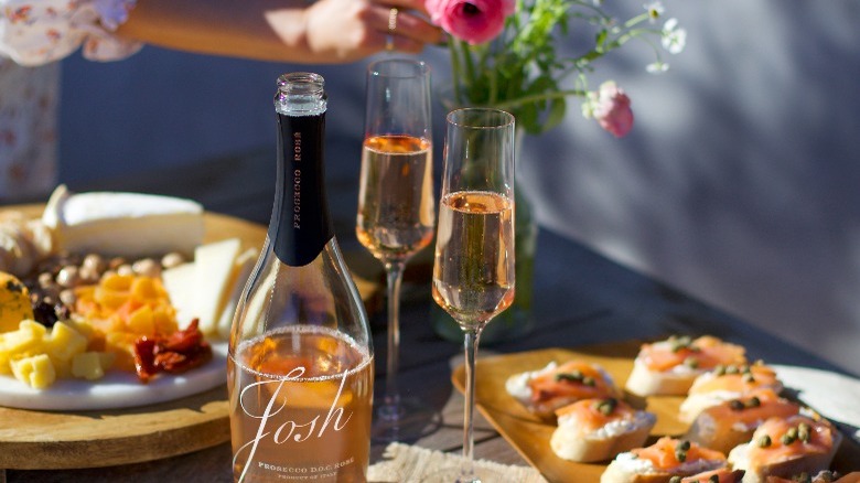 Prosecco rosé with canapes