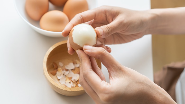 Peeling eggs