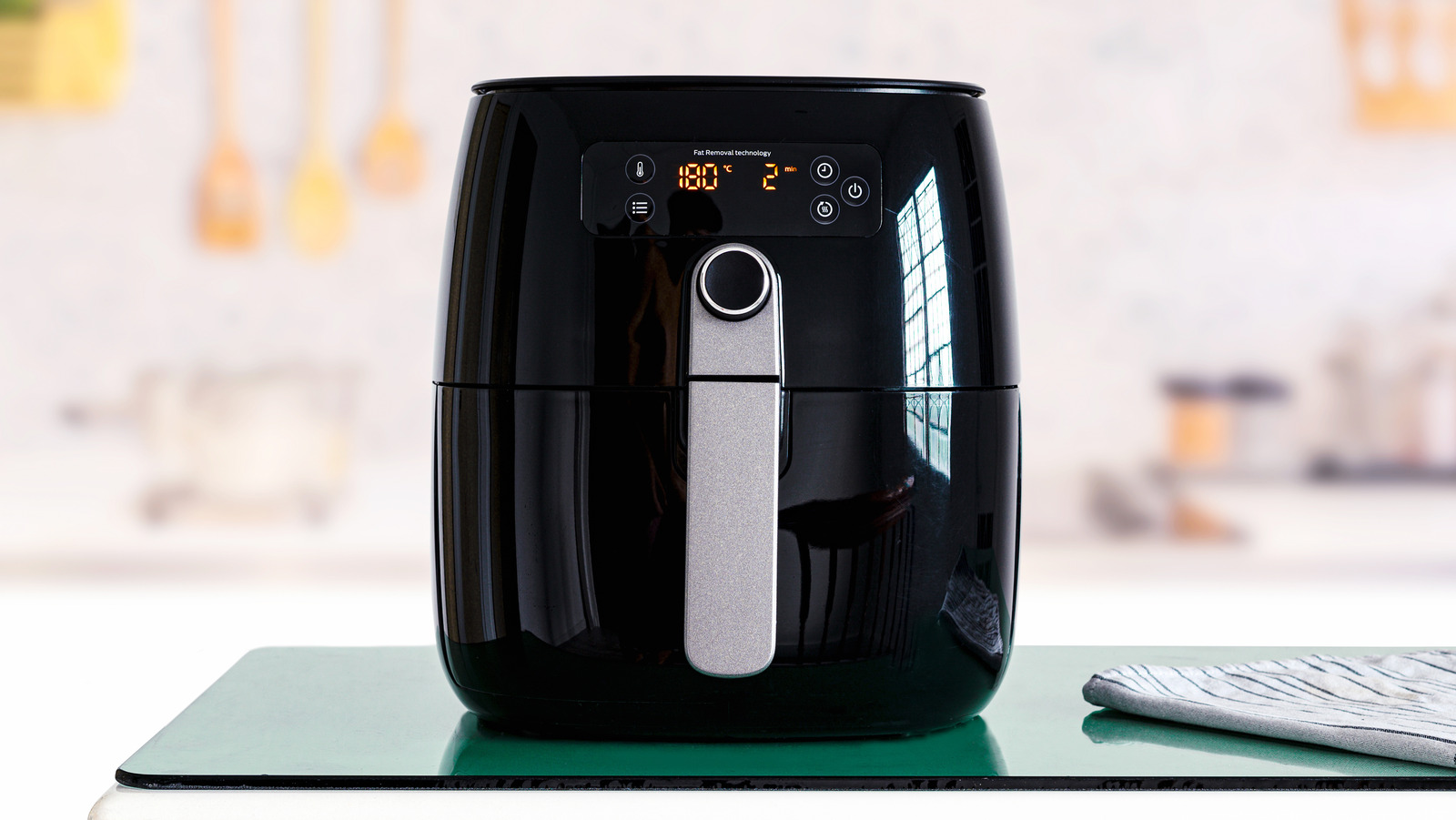 https://www.mashed.com/img/gallery/everything-you-need-to-know-about-the-air-fryer-recall/l-intro-1650899515.jpg