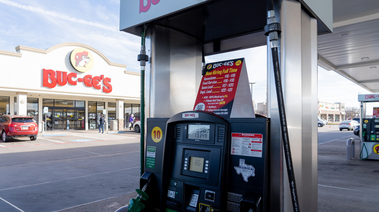 Pump with Buc-ee's in the background