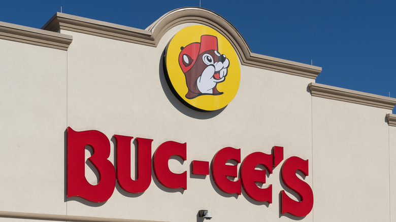 A Buc-ee's sign with the beaver logo