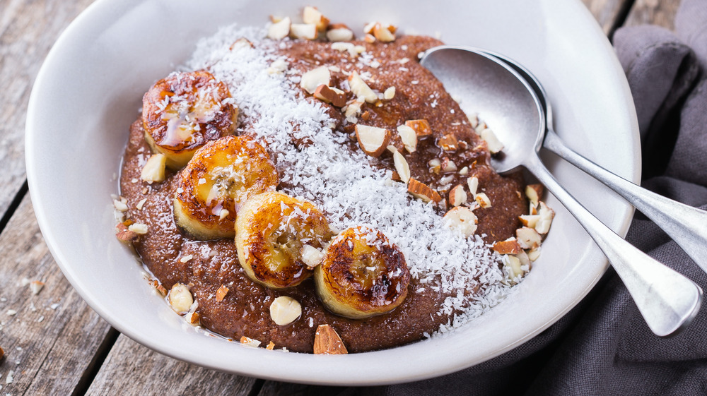 Teff porridge with sliced bananas