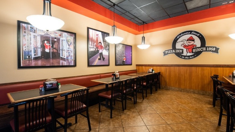 empty Pizza Inn dining room