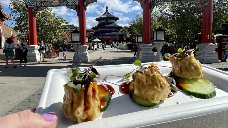 Displaying menu item on plate