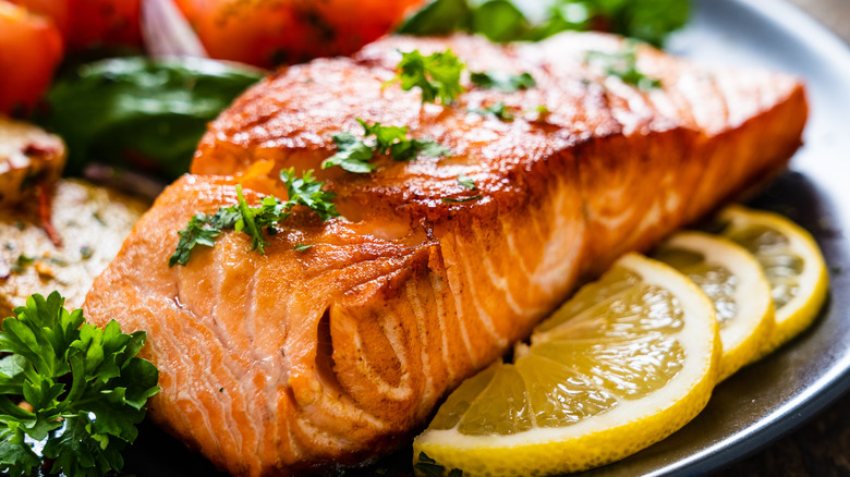 grilled salmon with lemon