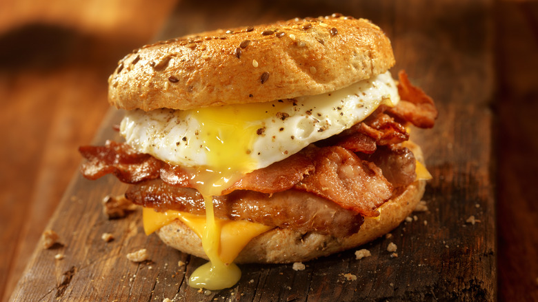 Bagel breakfast sandwich with fried egg