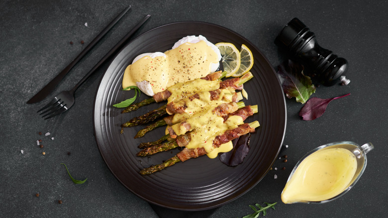 eggs Benedict and asparagus with hollandaise