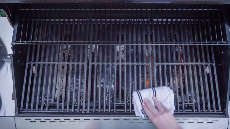 hand rubbing grill grates