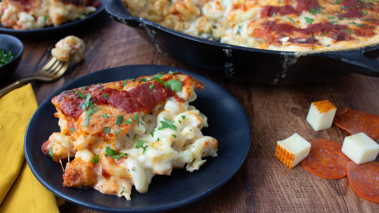 pizza mac cheese skillet serving