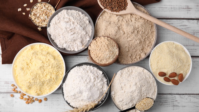 Bowls with different flour types