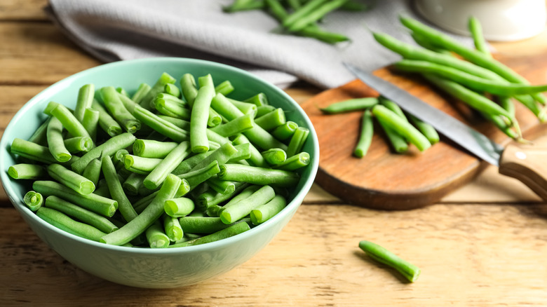 bowl of trimmed green beans