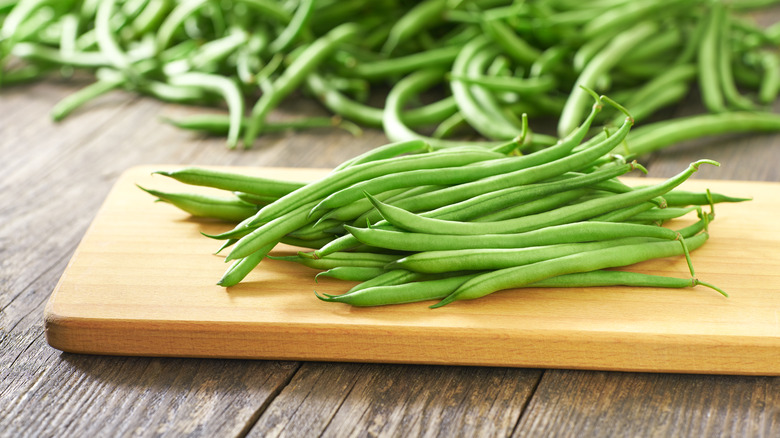 green beans on chopping board