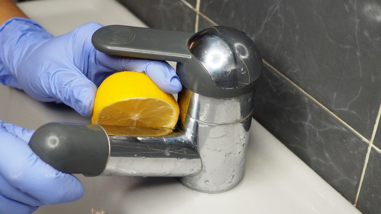 cleaning tap with lemon