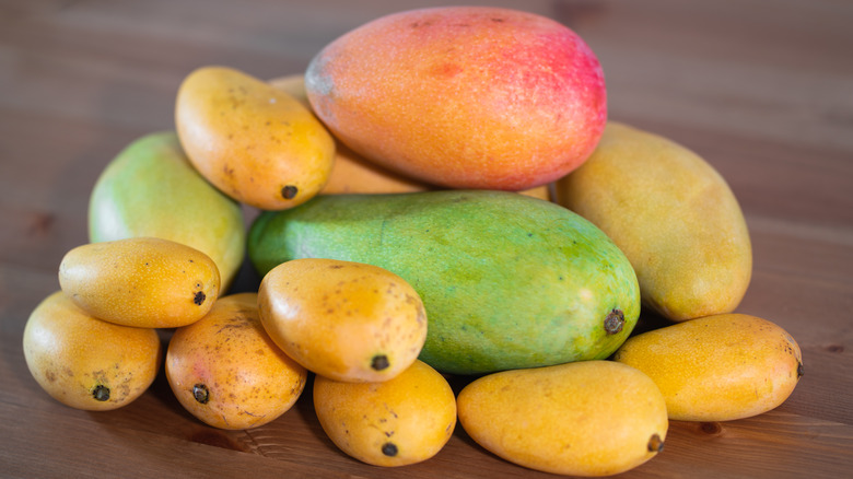 pile of differently shaped and sized mangos