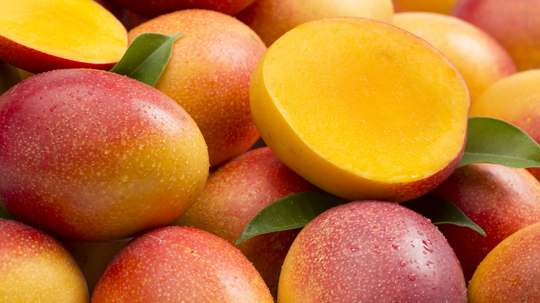 pile of mangos