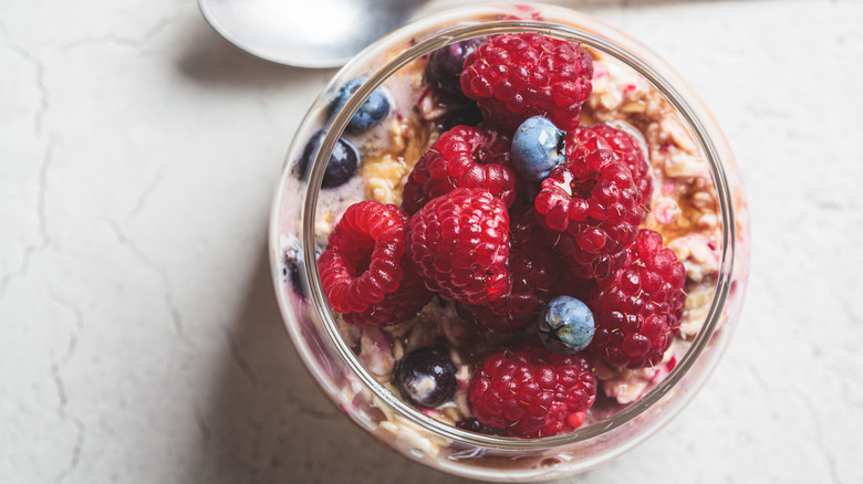 Overnight oats with berries