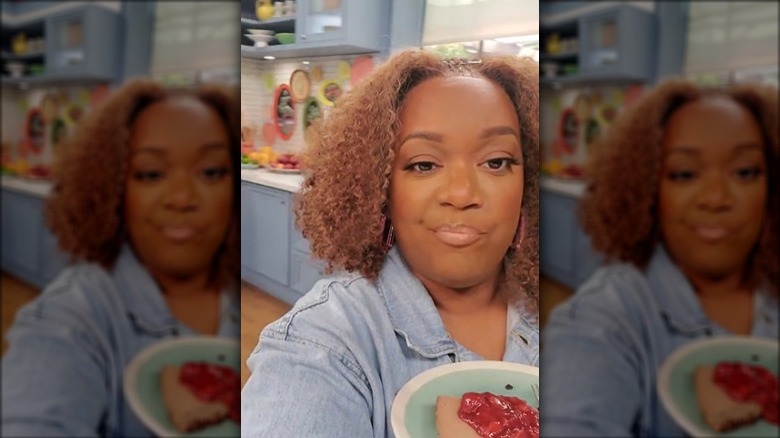 Sunny Anderson enjoys Katie Lee's cheesecake