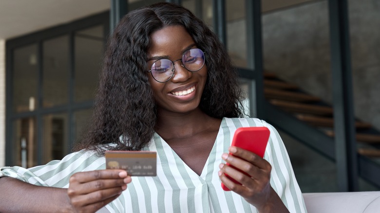 lady ordering through a delivery phone app