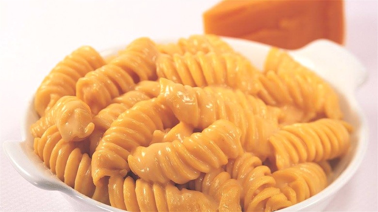 macaroni and cheese white bowl