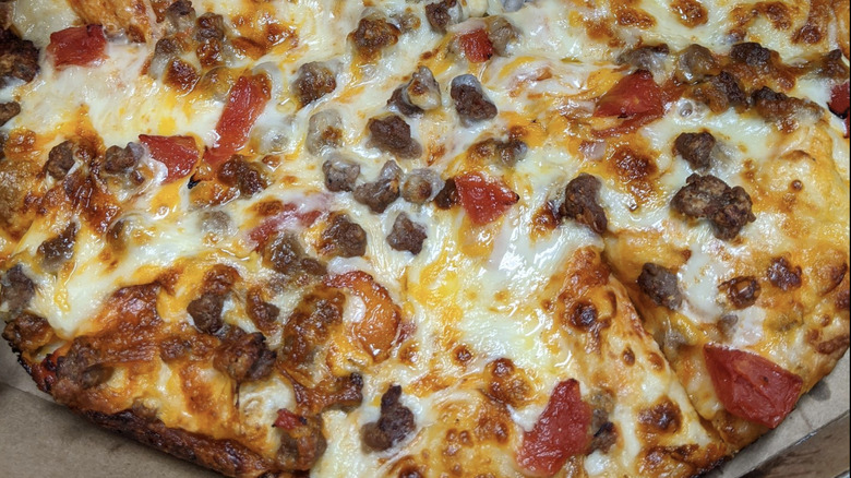 Pizza with beef and tomatoes Domino's