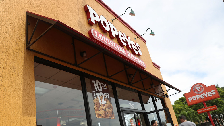 Exterior of Popeyes restaurant