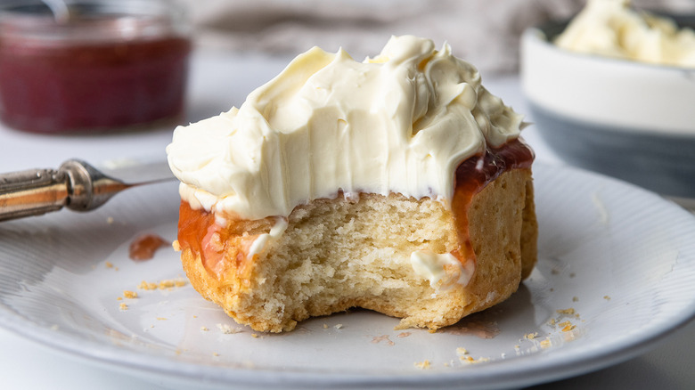 clotted cream on scone 