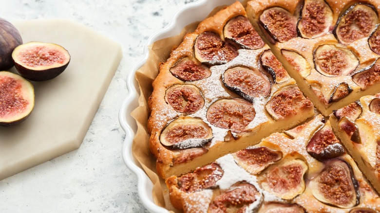 fresh fig pie with powdered sugar