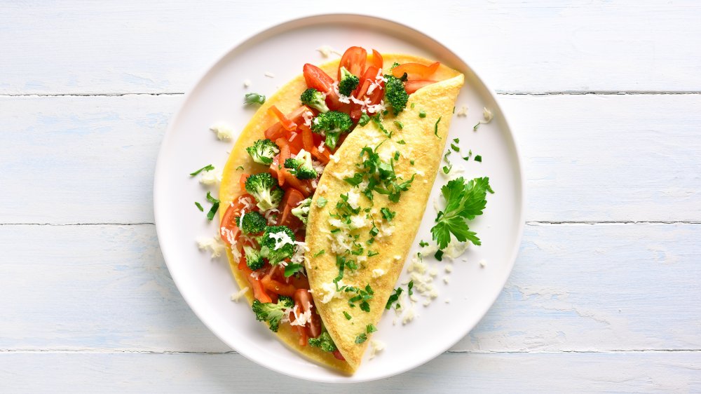 omelet with tomato and broccoli 