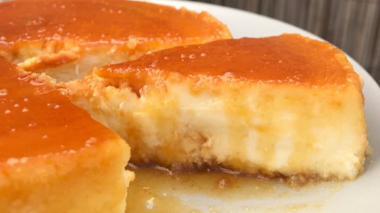 Flan de queso on a plate