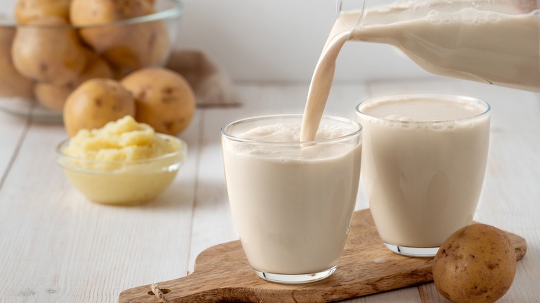 Potato milk pouring