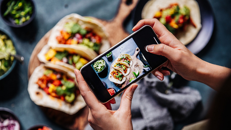 photographing food with smartphone