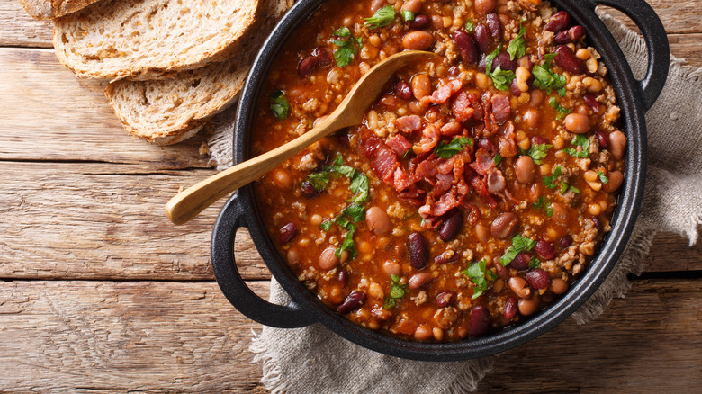 Stewed beans with sliced bread