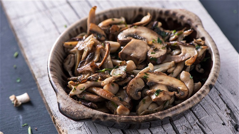 cooked mushrooms in bowl 