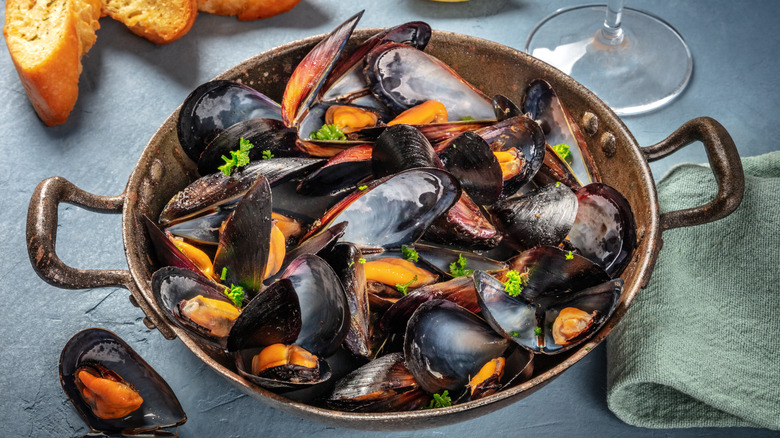 mussels with herbs and bread