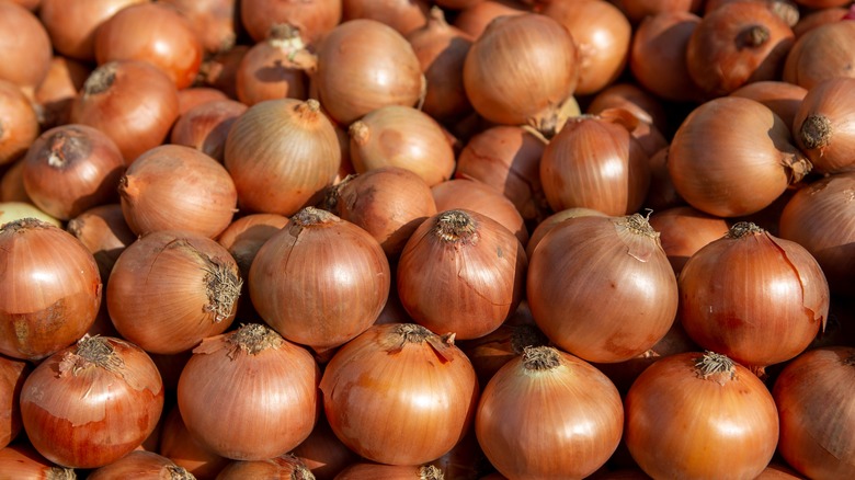 A pile of whole onions