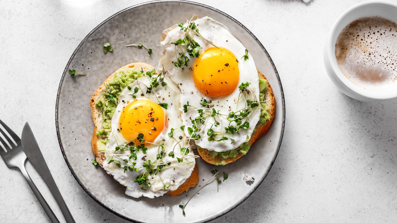 Fried eggs on toast 