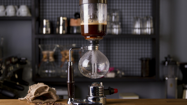 Siphon coffee brewing