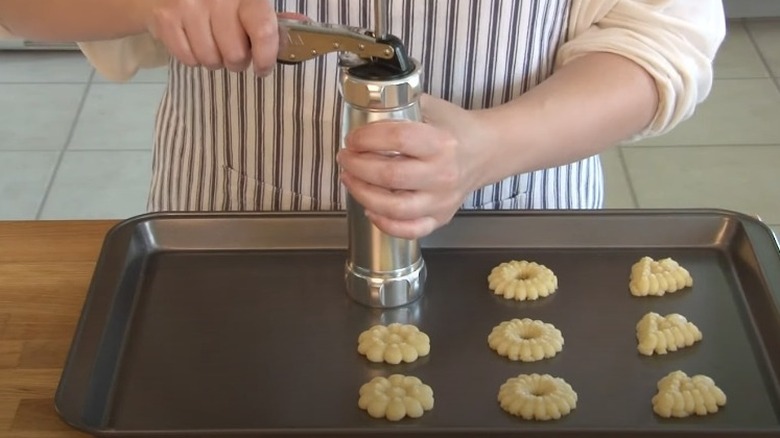 using cookie press