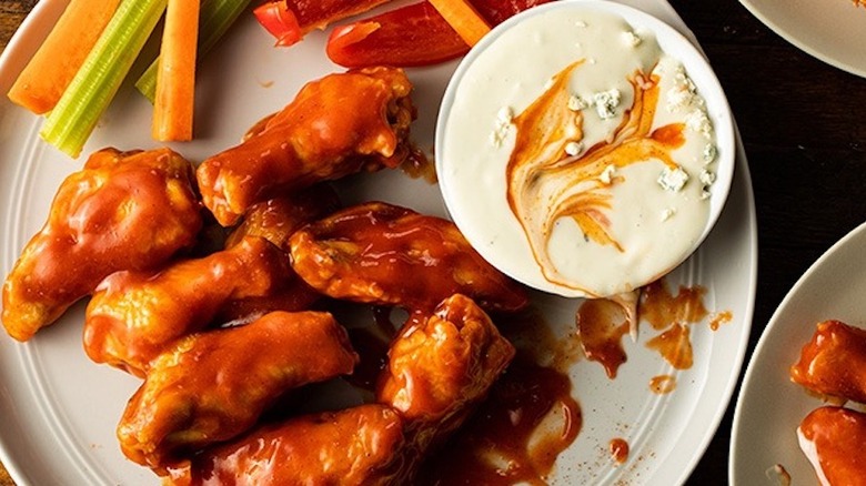 buffalo chicken wings with dip