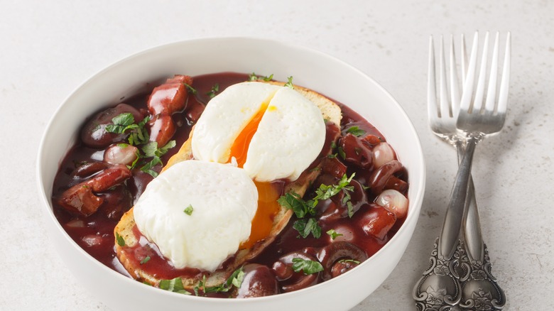 Oeufs en meurette in a bowl