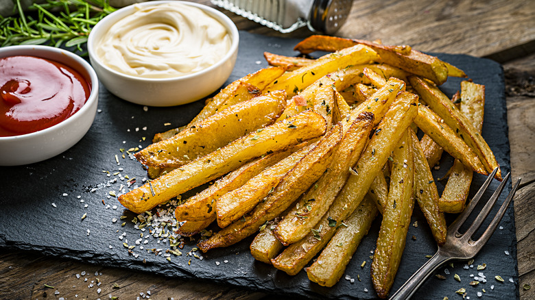 Fries with seasoning 