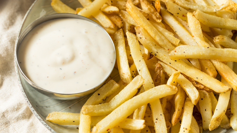 Fries with ranch dressing