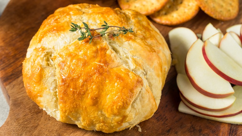 brie en croute with apple slices