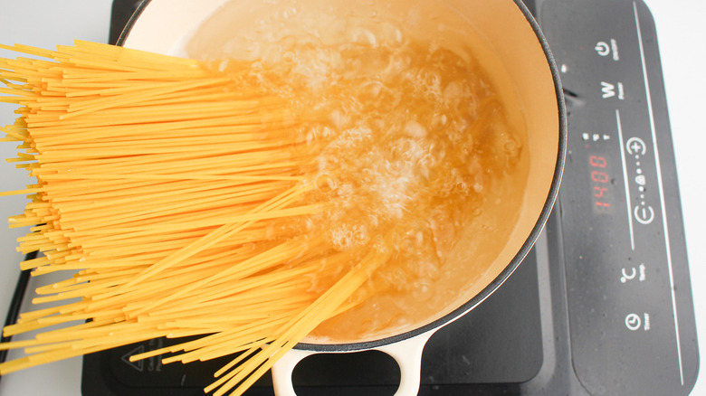 Spaghetti in boiling pan