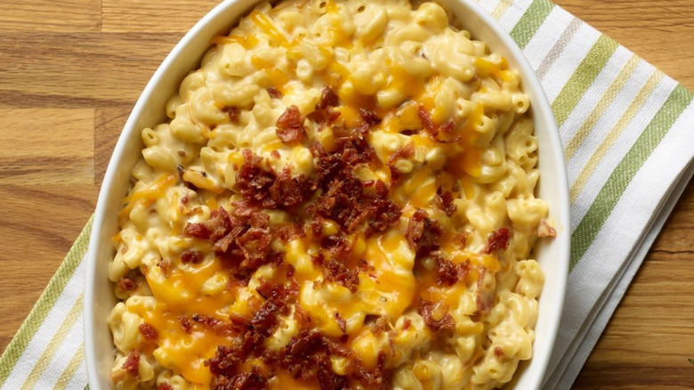 Macaroni and cheese topped with bacon