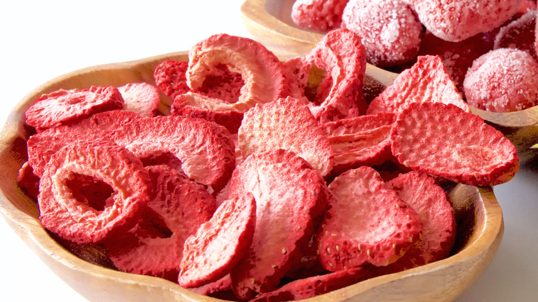 Dehydrated frozen strawberry slices